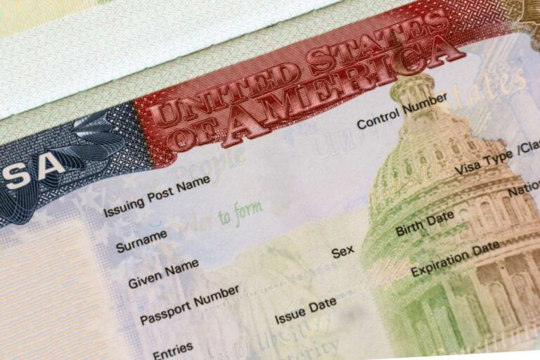 Si tengo deudas, ¿me dan la visa americana?