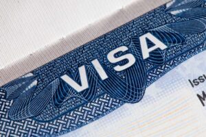 ¿Si tengo visa de trabajo puedo llevar a mi familia a Estados Unidos?